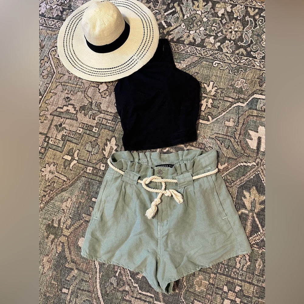 Veronica Beard light green Jean high-waisted pleated shorts with rope belt 💚